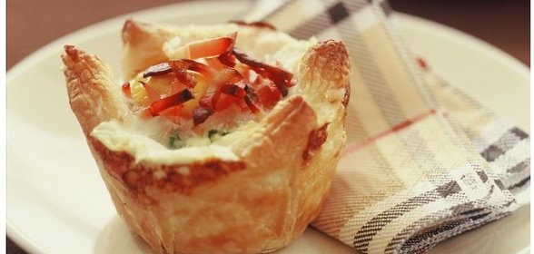 Корзиночки с беконом и яйцом