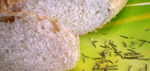 Хлеб с розмарином на оливковом масле