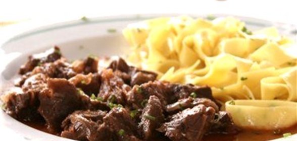 Говядина тушеная с макаронами