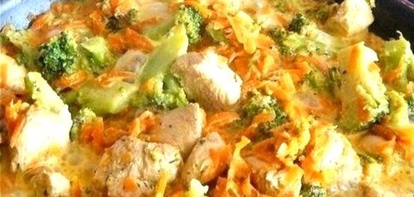 Курица с брокколи и морковью, тушеная в сливках