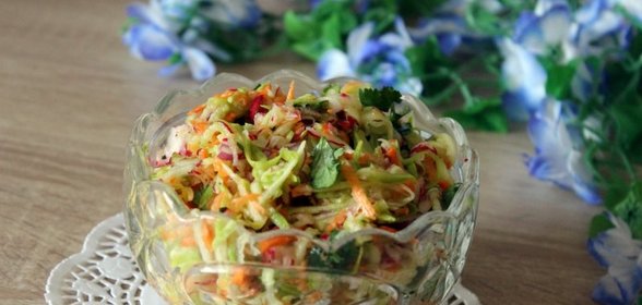 Салат из молодого кабачка с редисом, морковью и кинзой
