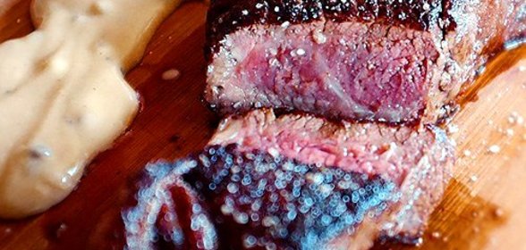 Нью-Йорк-стейк с перечным соусом