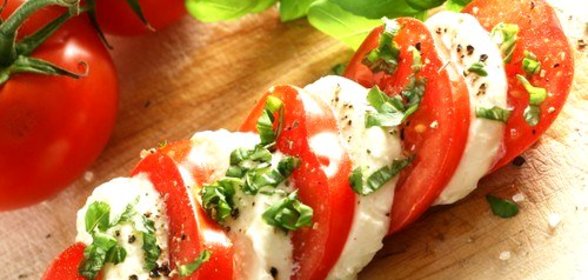 Капрезе с моцареллой буффало и зеленым базиликом