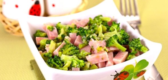 Салат с брокколи и ветчиной