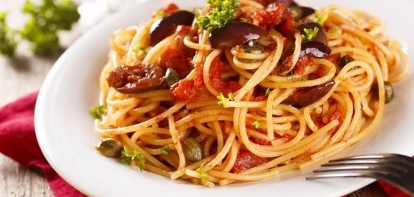 Спагетти с томатами и оливками