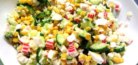 Классический крабовый салат с огурцом
