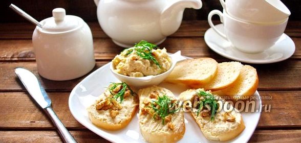 Куриный паштет с сыром, огурцом и орехами