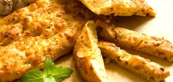 Фокачча с печеным чесноком, зеленым луком и сыром проволоне