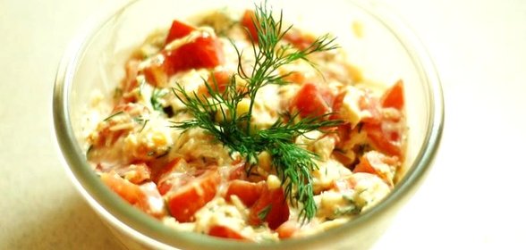 Салат с сыром и помидорами