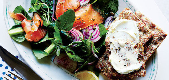 Салат с копченым лососем