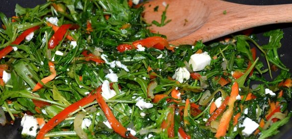 Теплая руккола со шпинатом, чесноком и брынзой