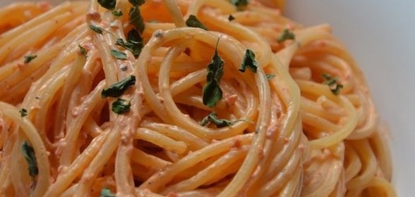 Спагетти с соусом из красного перца и козьего сыра