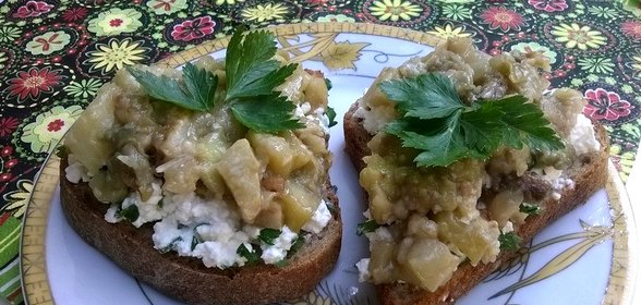 Бутерброды с творогом и баклажанами