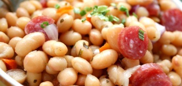 Белая фасоль с колбасой и беконом