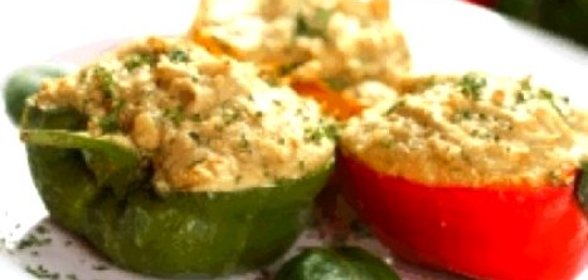 Перец, фаршированный куриным филе и овощами