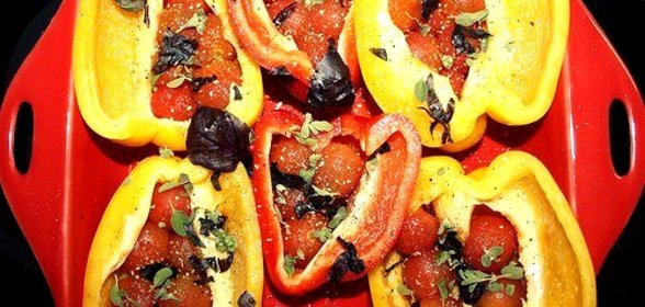 Перец запеченый с томатами черри, базиликом и майораном