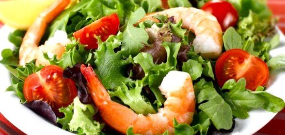 Салат из сладких помидоров с креветками под йогуртово-горчичной заправкой