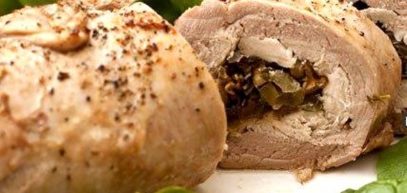 Рулет из свинины с курицей и грибами