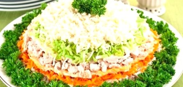 Слоеный куриный салат с шампиньонами и луком-пореем