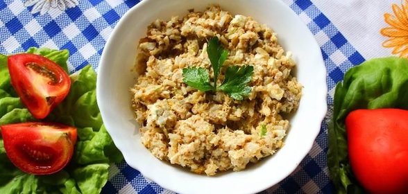 Рыбный салат с сайрой яйцом и рисом