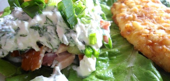 Салат с творогом и копченой курицей