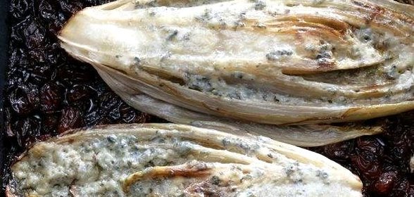 Запеченный цикорий с рокфором