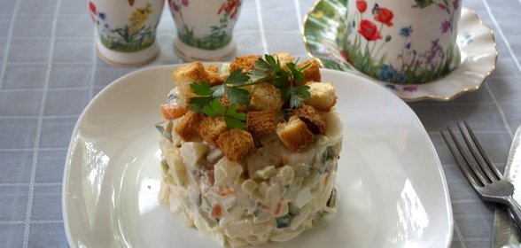 Салат с копченой курицей и сухариками