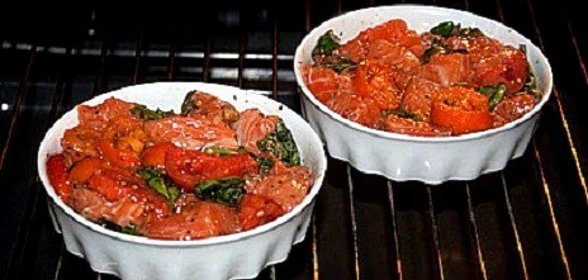 Семга, запеченная с томатами и базиликом