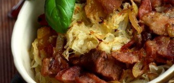 Тушеная капуста с беконом