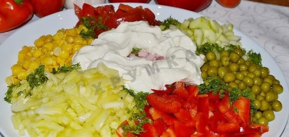 Салат Любимый с колбасой и овощами