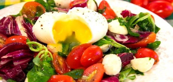 Салат с яйцом-пашот, помидорами и моцареллой