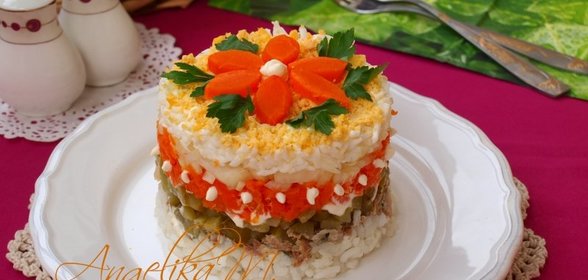 Слоёный салат с рисом и сардинами