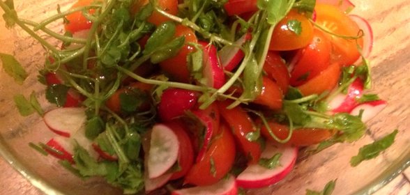 Салат из помидоров черри с редисом и проростками гороха