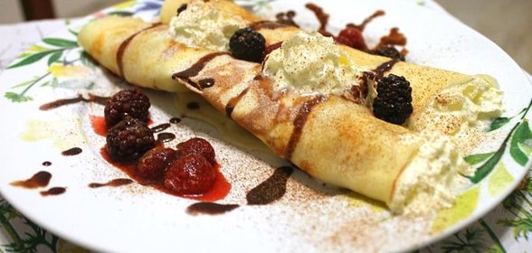 Французские блинчики с ягодами и взбитыми сливками