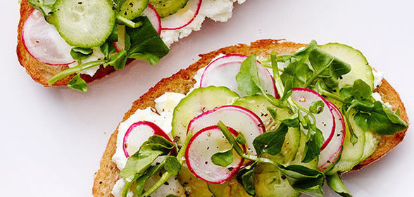 Тост с редисом и огурцом