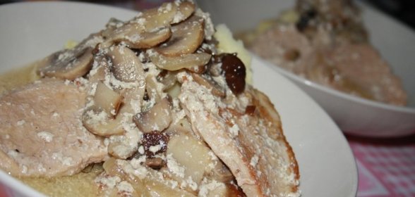 Свинина с грибами в сливках