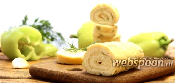 Яичный рулет с плавленым сыром и чесноком