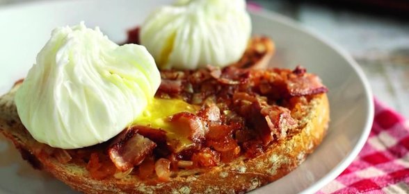 Тосты с беконом и яйцом-пашот
