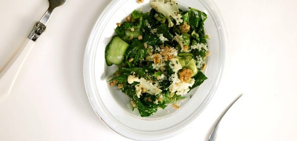 Зеленый салат с соусом шисо