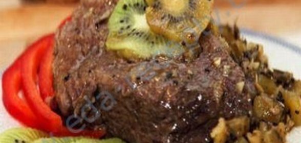 Свинина в соусе киви с вином