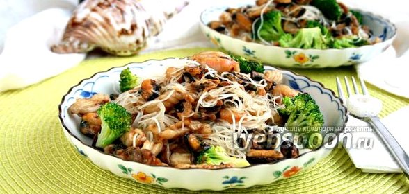 Морской коктейль с рисовой лапшой и брокколи