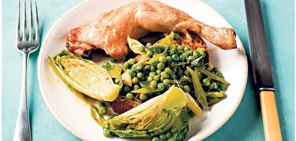 Курица с горошком и листьями салата