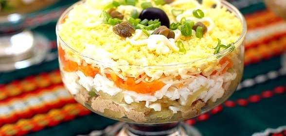 Салат из печени трески слоеный