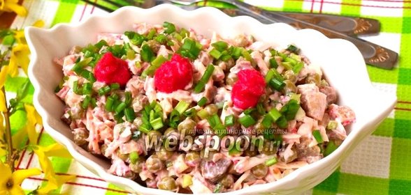 Салат с курицей, сыром и маринованными грибами