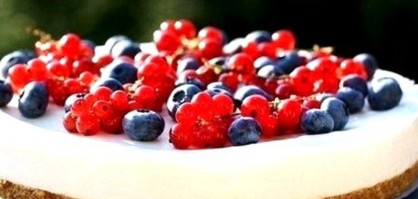 Легкий летний чизкейк с ягодами