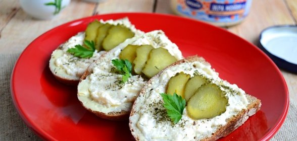 Бутерброды с горчичным маслом и икрой мойвы