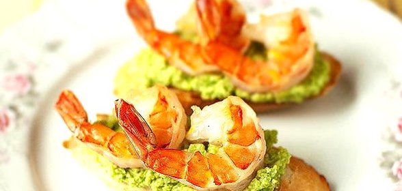 Брускетта с зеленым горошком и креветками