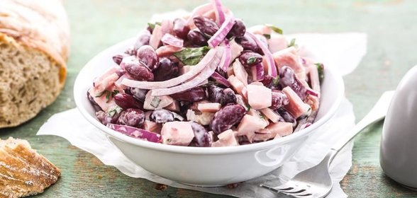 Салат с колбасой и фасолью