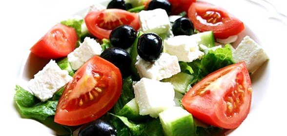 Греческий салат с красным луком