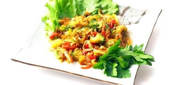 Салат из брокколи с беконом и сладким перцем